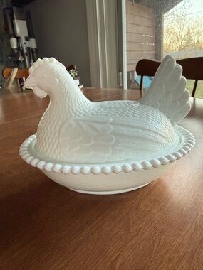Indiana mill glass hen on nest with stippled base -READ for minor callouts